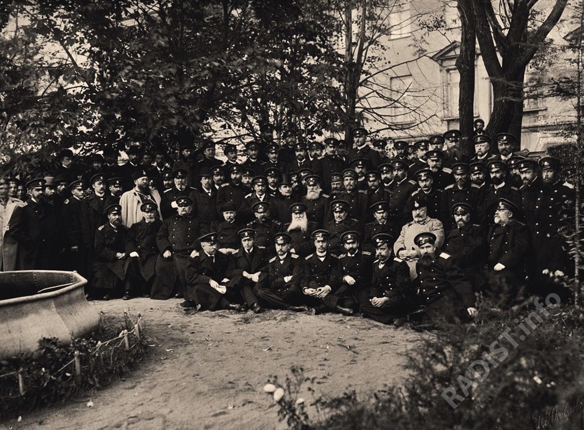 А.С. Попов среди участников празднования 25-летия Минного-офицерского класса 13 октября 1899 года