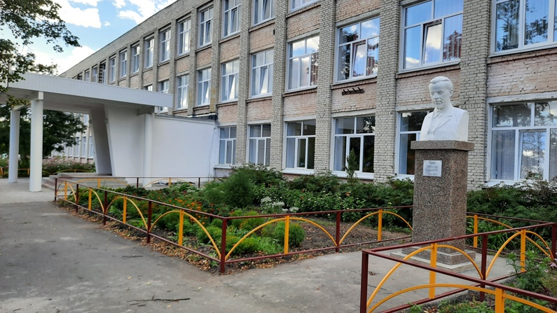 Здание школы ул. 4 Уральского полка, 109.